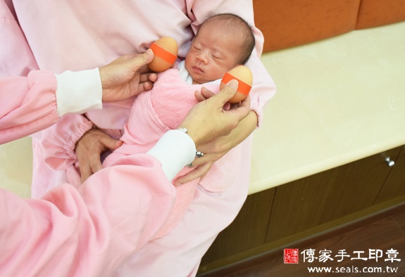方哥哥(新北中和區到府嬰兒寶寶滿月剃頭理髮、免費到府嬰兒剃胎毛儀式吉祥話)。到府剃頭剃胎毛主持、專業拍照、DVD光碟、證書。★購買「臍帶章、肚臍章、胎毛筆刷印章」贈送：剃頭、收涎、抓周，三選一。2015.11.19 照片3